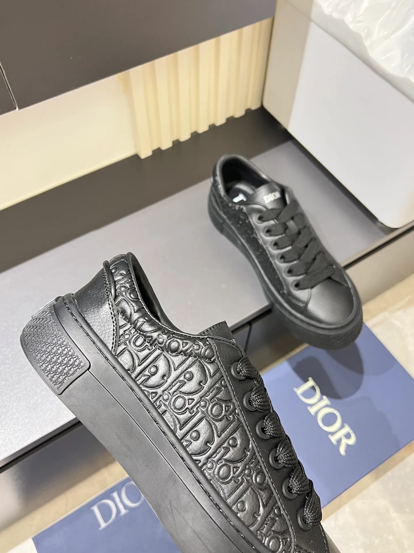 p440 DIOR* Dior B33 sneakers, brown and cream-white jacquard fabric with brown high mercerized suede upper, new for fall 2025, reinterpretation of classic tennis shoes, with a stylish silhouette that highlights a thick feel. Crafted from brown and cream-white jacquard with Oblique print and suede panels, it features a distinctive padded tongue embossed with the Dior signature, wide blue mohair laces and brass eyelets with a matte brown finish. The cream-white Dior Oblique patterned rubber sole, enhanced by the contrasting Dior 30 Avenue Montaigne signature on the rear, adds a stylish edge to casual looks. Men's model 38-44 (45 is custom-made and cannot be returned or exchanged)